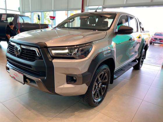 TOYOTA HILUX 2.8 D-4D TURBO DIESEL CD CONQUEST 4X4 AUTOMÁTICO TOYOTA HILUX 2.8 D-4D TURBO DIESEL CD CONQUEST 4X4 AUTOMÁTICO